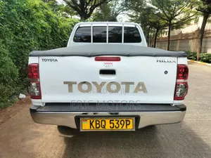 Toyota Hilux 2011 Pearl