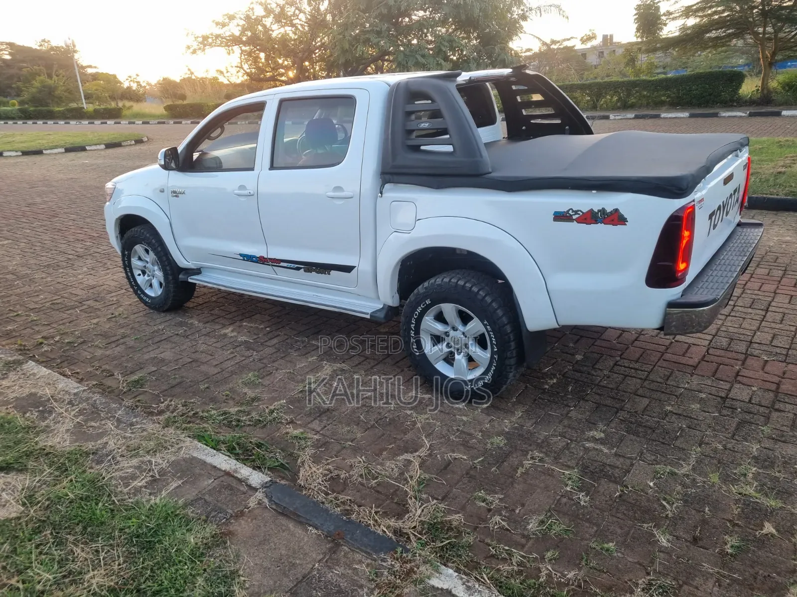 Toyota Hilux 2009 White