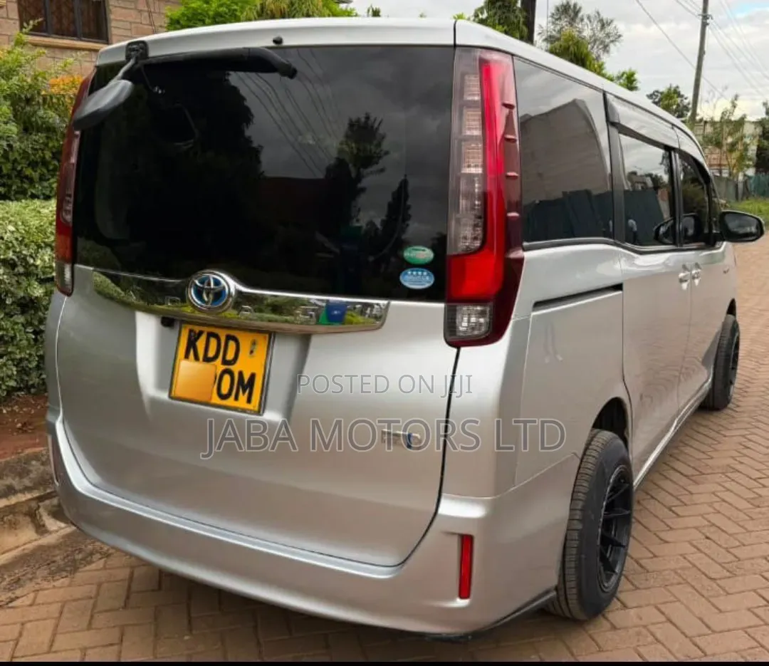 Toyota Noah 2014 Silver