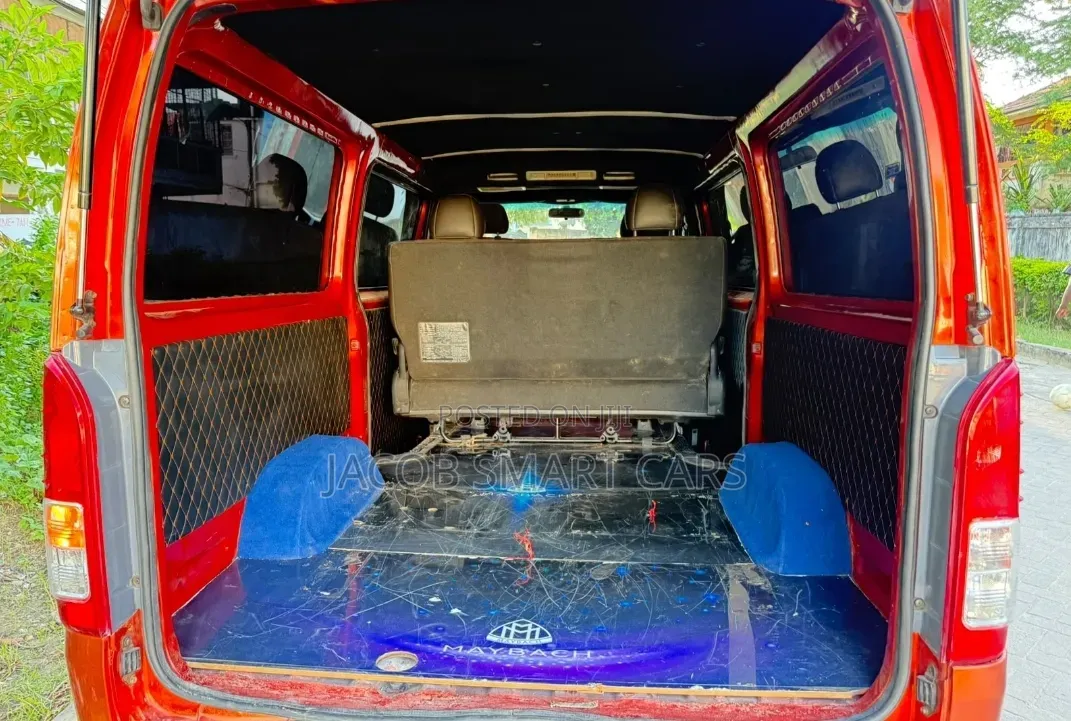 Toyota HiAce 2010 Orange