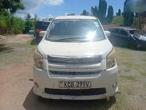 Toyota Noah 2.0 158hp FWD (8 Seater) 2007 White