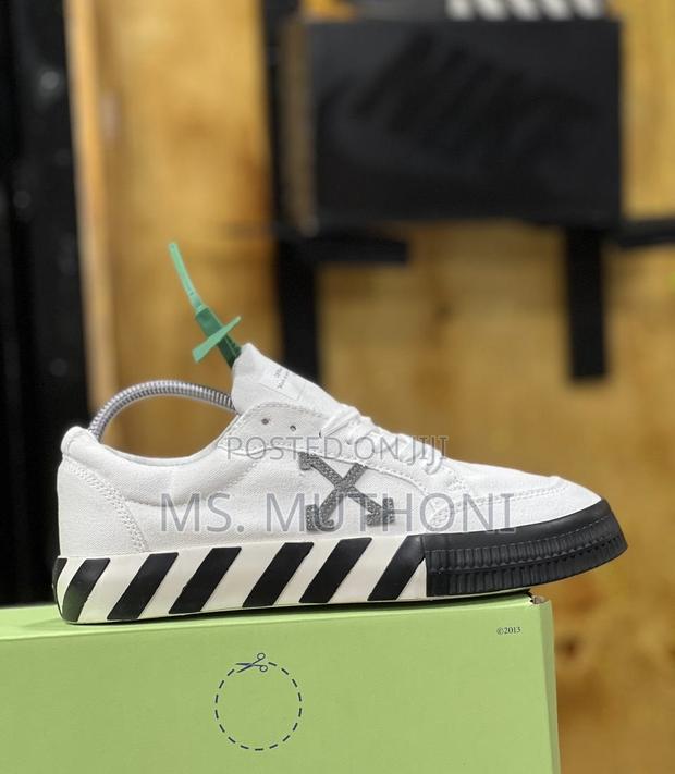 The Off-White Low Vulcanized Sneakers in Black and White Leather - thumbnail 2
