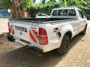 Toyota Hilux 2011 Pearl