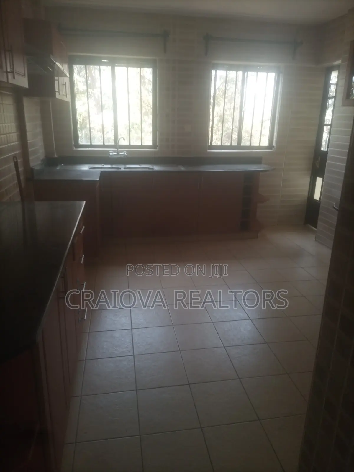 5bdrm Penthouse in Valley Arcade for rent