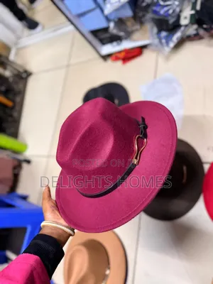 Wide Brim Fedora Hats With a Gold Band_yu