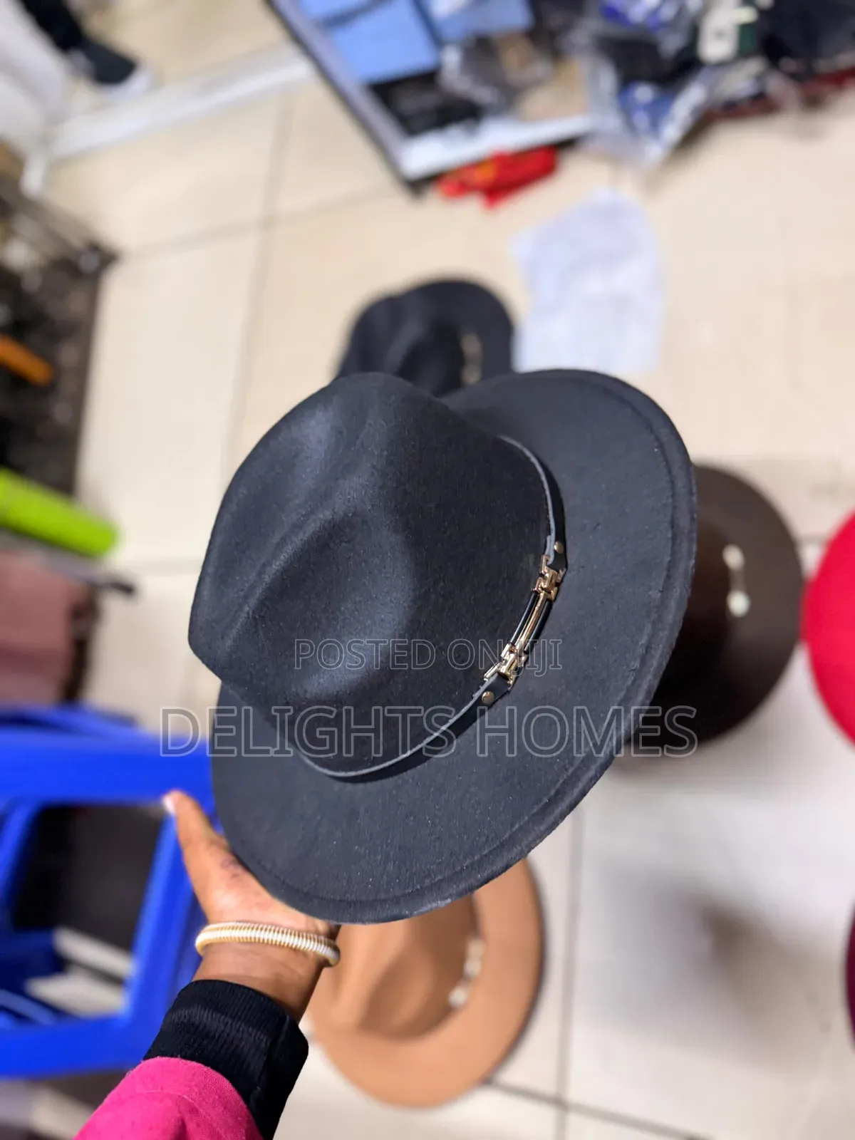 Wide Brim Fedora Hats With a Gold Band_yu