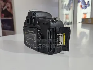 Nikon D7500 Body + Charger, Battery and Strap