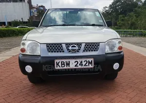 Nissan Hardbody 2013 Beige