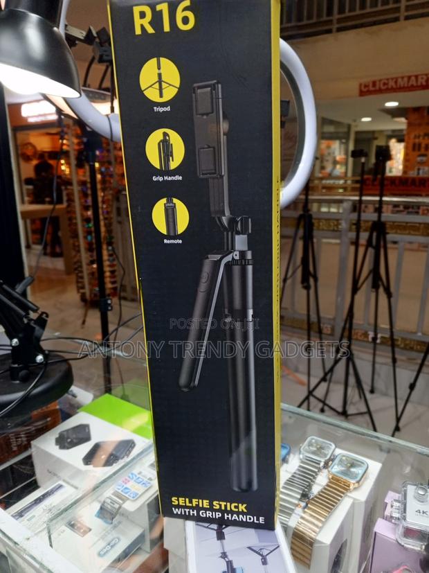 R16 Extendable Selfie Stick For Smartphones With Remote Control