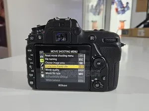 Nikon D7500 With Af-S Dx 18-140mm F/3.5-5.6g Ed Vr Lens