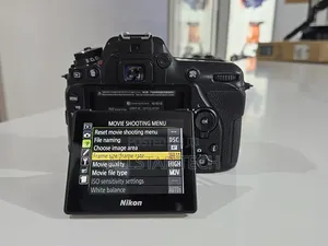 Nikon D7500 With Af-S Dx 18-140mm F/3.5-5.6g Ed Vr Lens