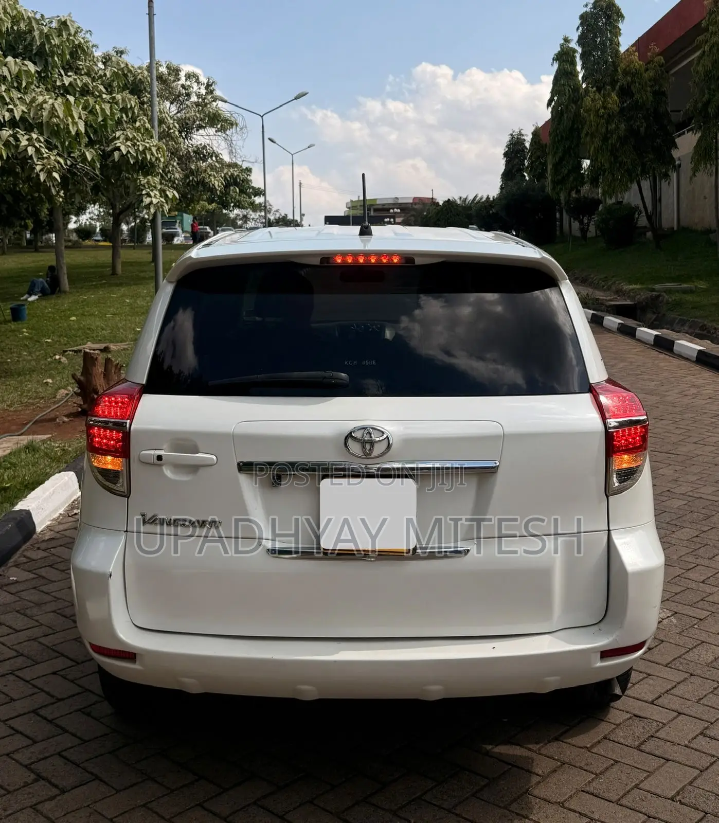 Toyota Vanguard 2010 White