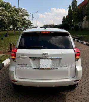 Toyota Vanguard 2010 White