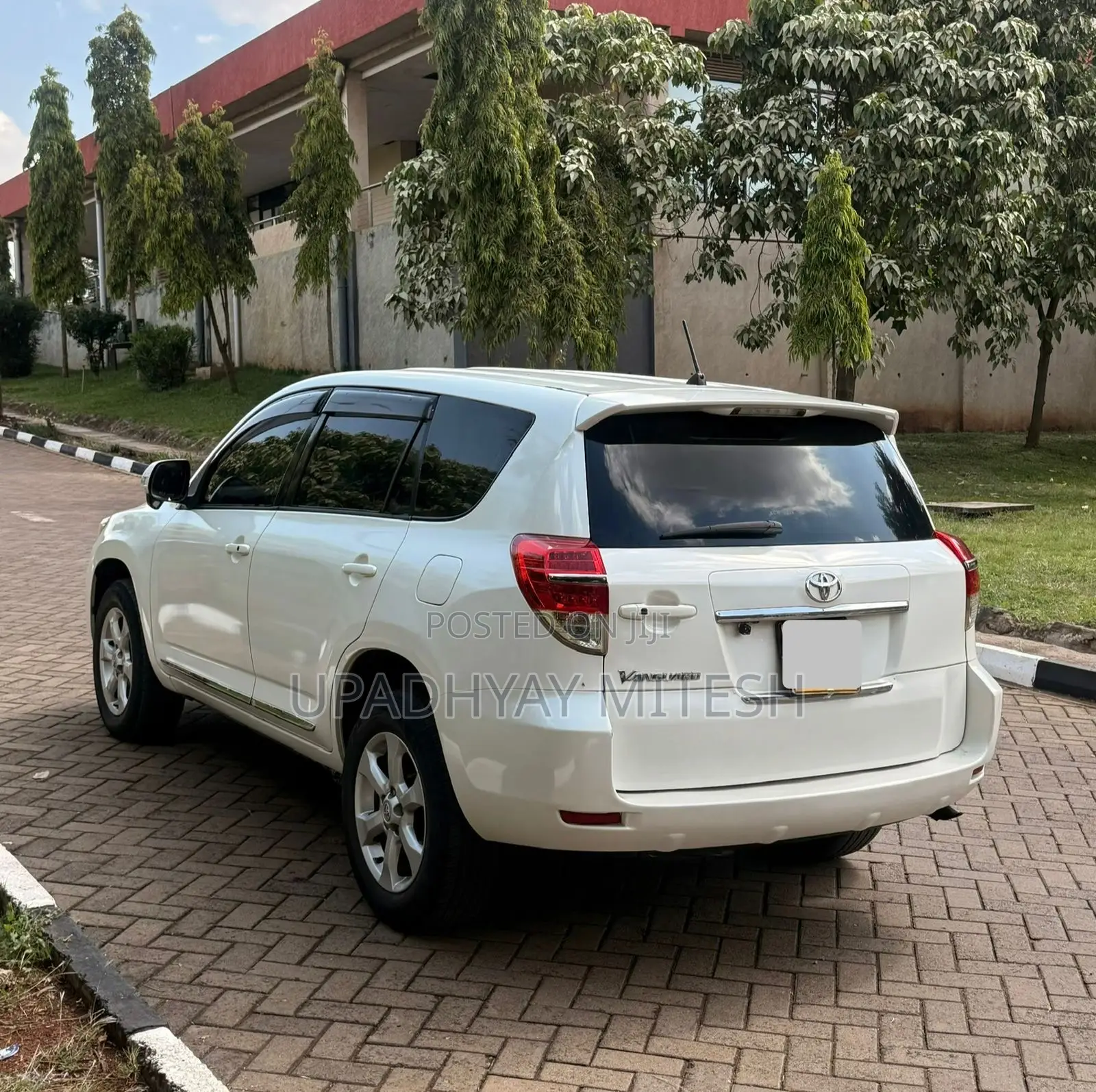 Toyota Vanguard 2010 White