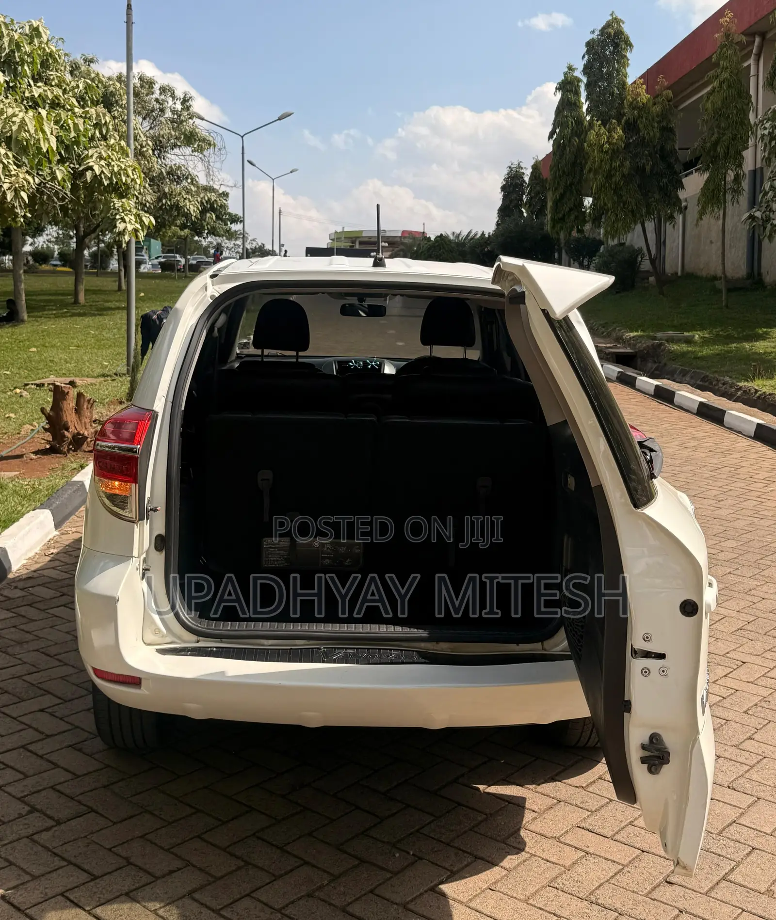 Toyota Vanguard 2010 White