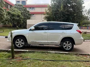 Toyota Vanguard 2010 White