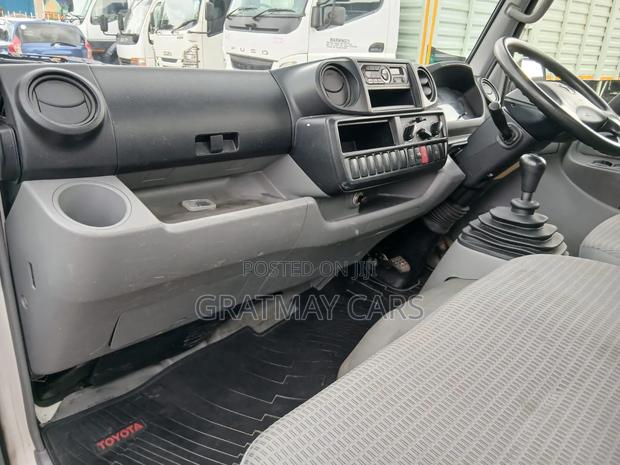 Toyota Dyna 2019 White - thumbnail 3
