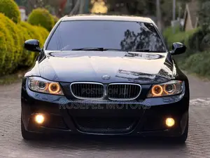 BMW 320i Sedan RWD 2011 Black