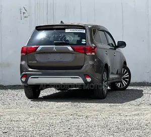Mitsubishi Outlander 2019 Green