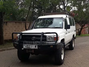 Toyota Land Cruiser 2011 White