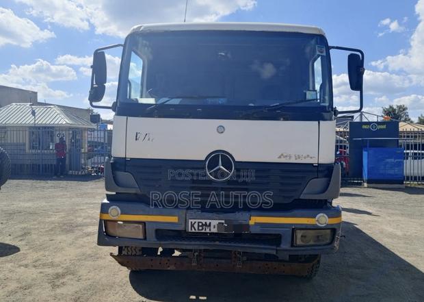 Mercedes Benz Axor 2003 White - thumbnail 3