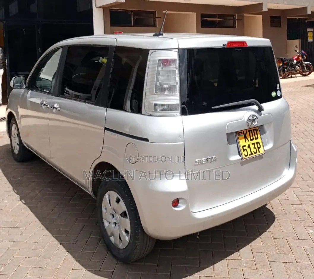 Toyota Sienta 2014 Silver