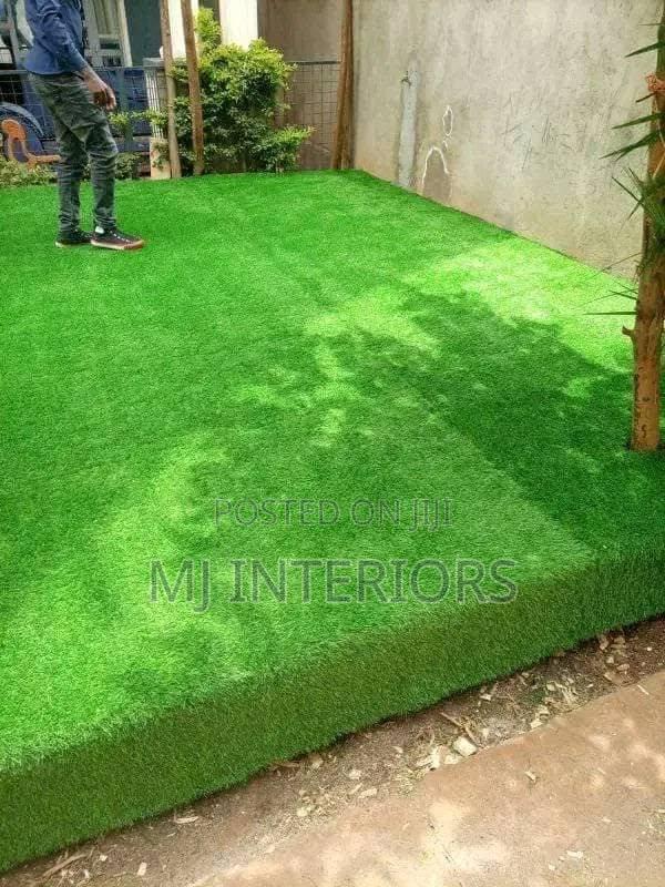 Artificial Grass Flooring for Stylish Home Exterior Designs