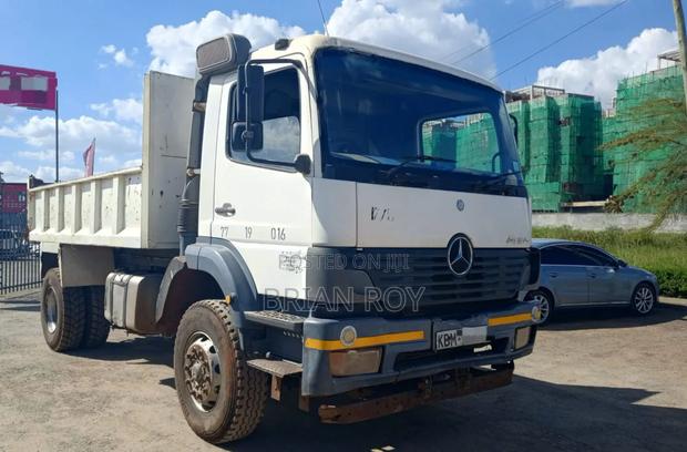 Mercedes Benz Axor 2003 White - thumbnail 4