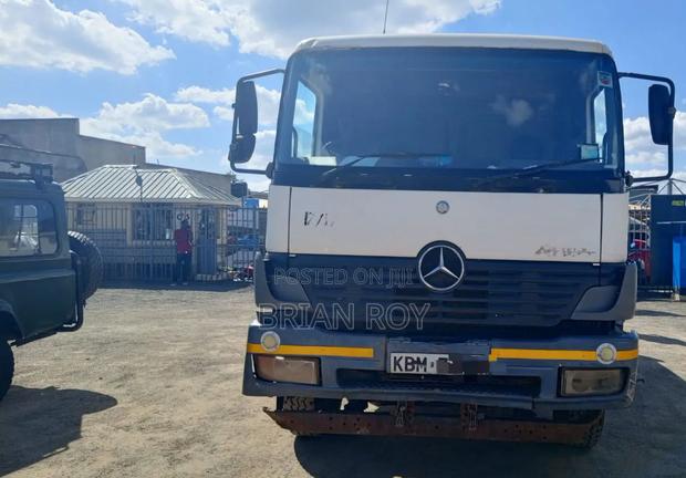 Mercedes Benz Axor 2003 White - thumbnail 13