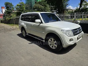 Mitsubishi Pajero 2017 White