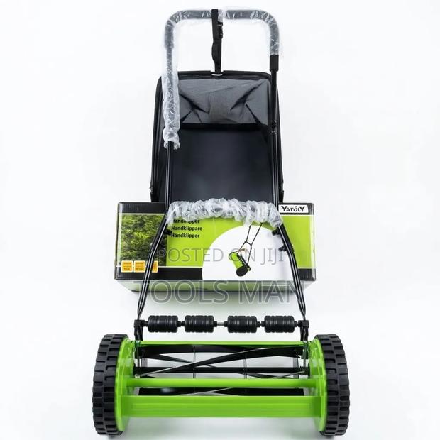 Vatoly Manual Hand Push Cylinder Lawn Mower With Grass Collector.