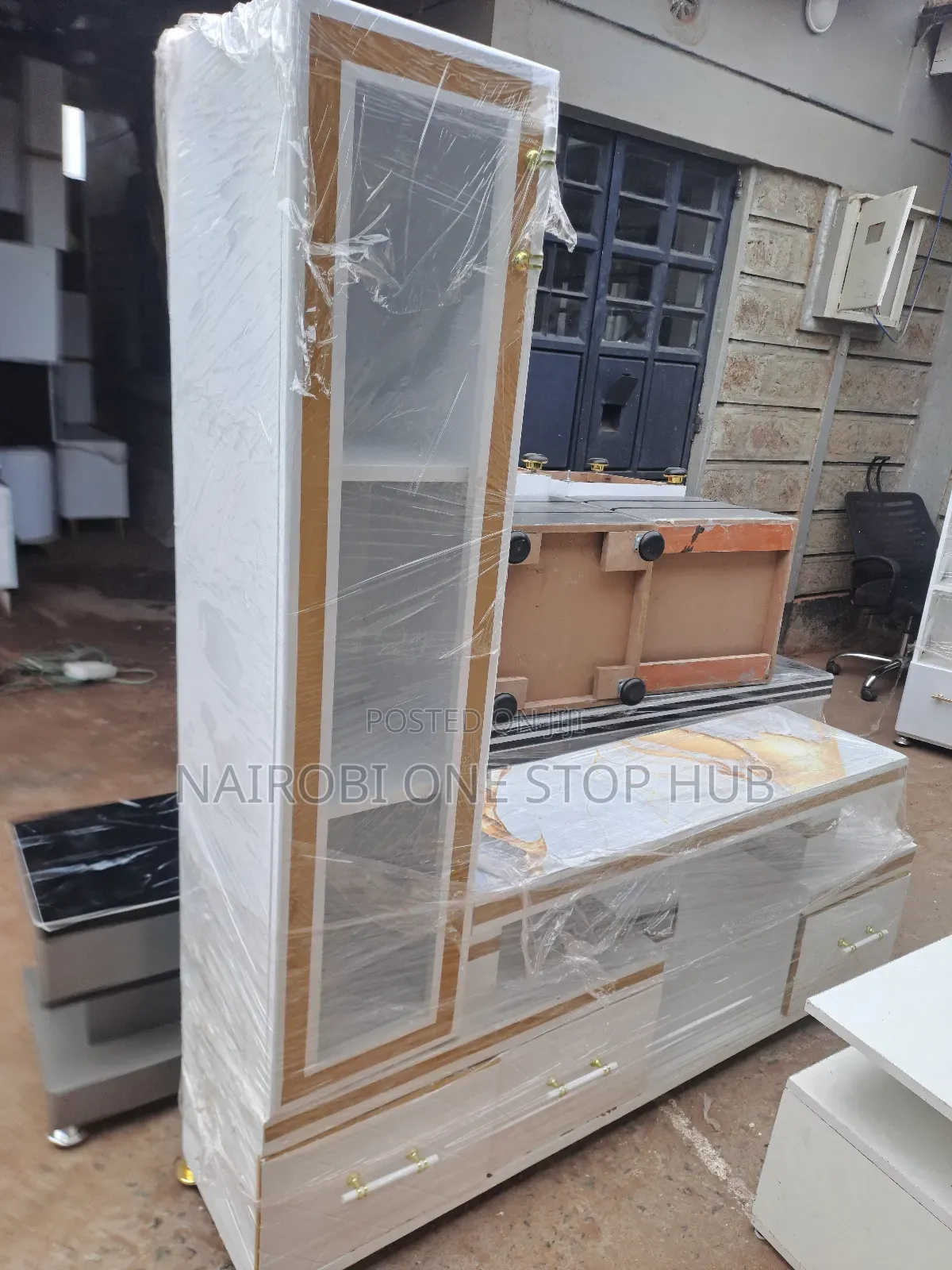 Executive Extendable Tv Stand With Shelves