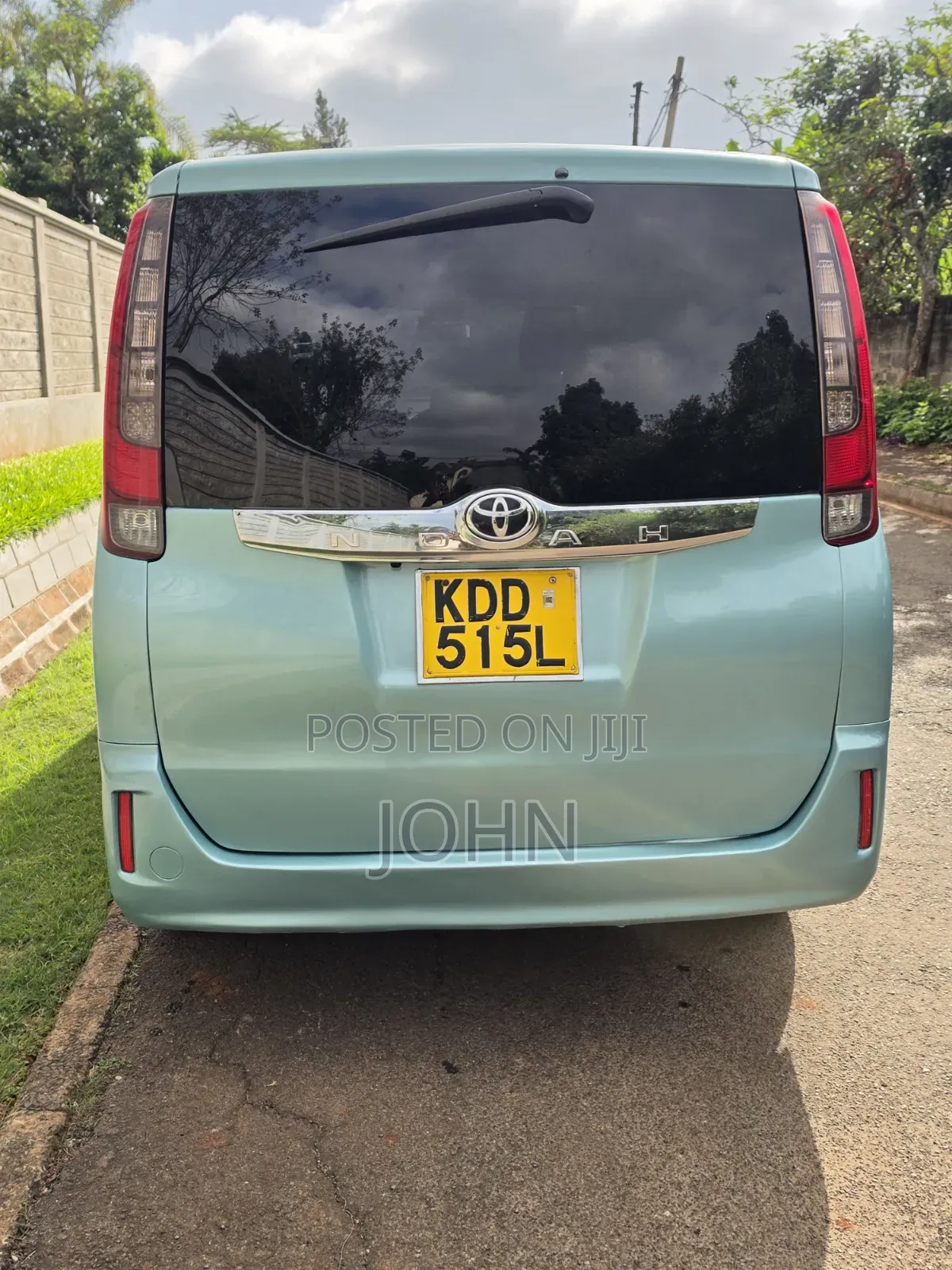 Toyota Noah 2.0 FWD (8 Seater) 2015 Burgundy