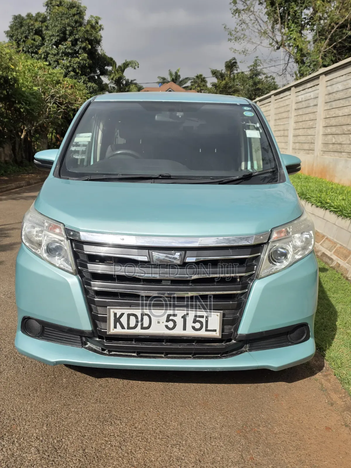 Toyota Noah 2.0 FWD (8 Seater) 2015 Burgundy