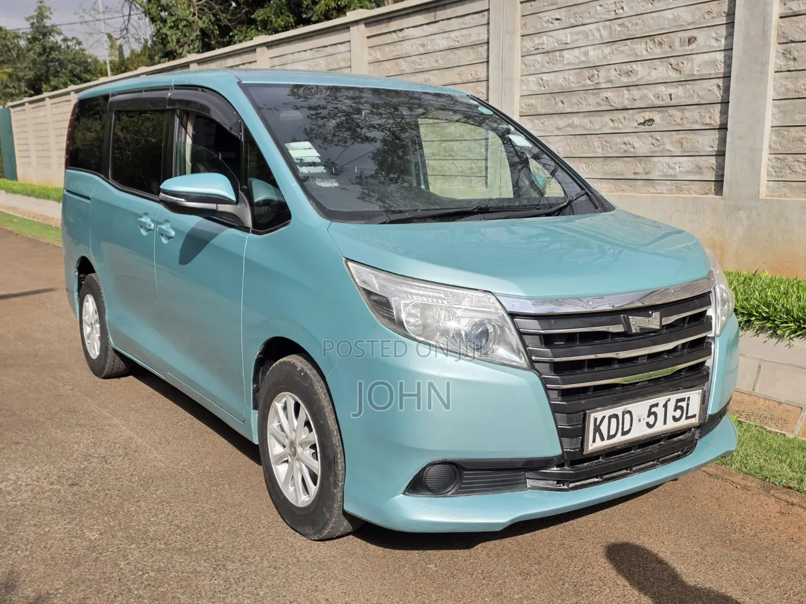 Toyota Noah 2.0 FWD (8 Seater) 2015 Burgundy