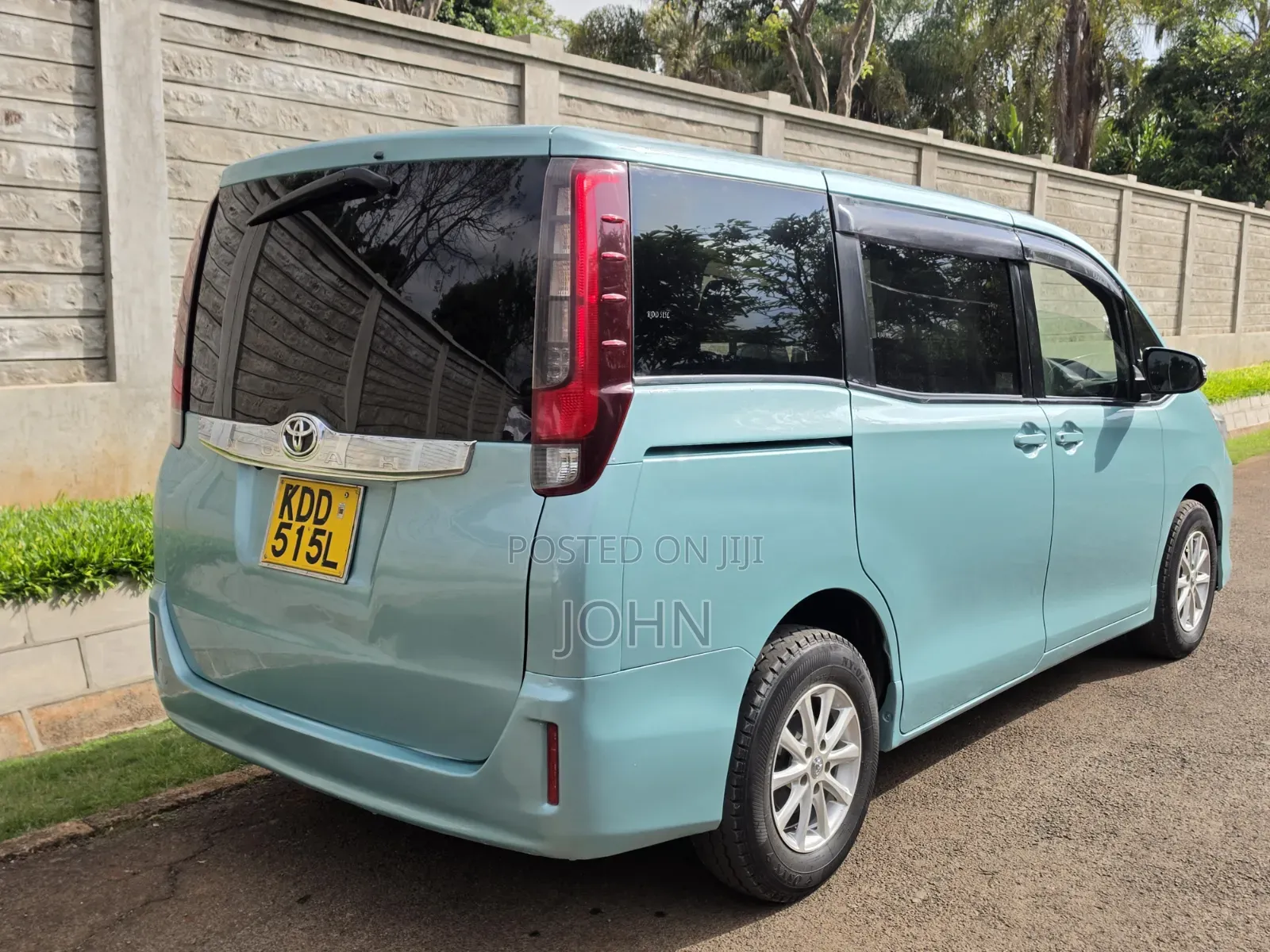 Toyota Noah 2.0 FWD (8 Seater) 2015 Burgundy