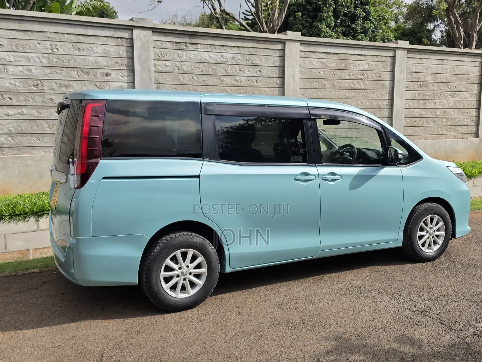Toyota Noah 2.0 FWD (8 Seater) 2015 Burgundy
