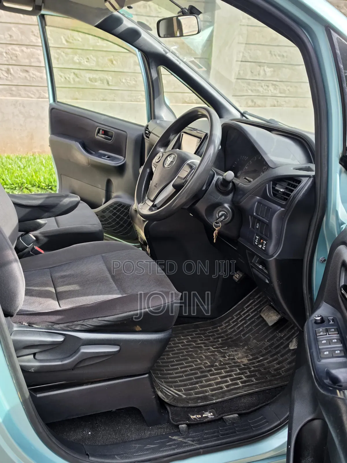 Toyota Noah 2.0 FWD (8 Seater) 2015 Burgundy