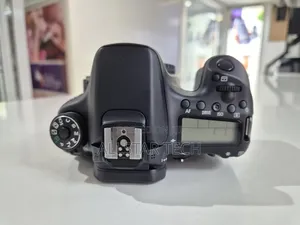 Canon Eos 70d DSLR Camera With 18-135mm Lens