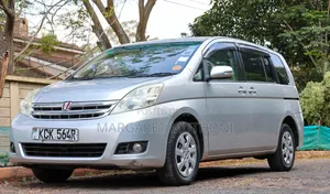 Toyota ISIS 2010 Silver