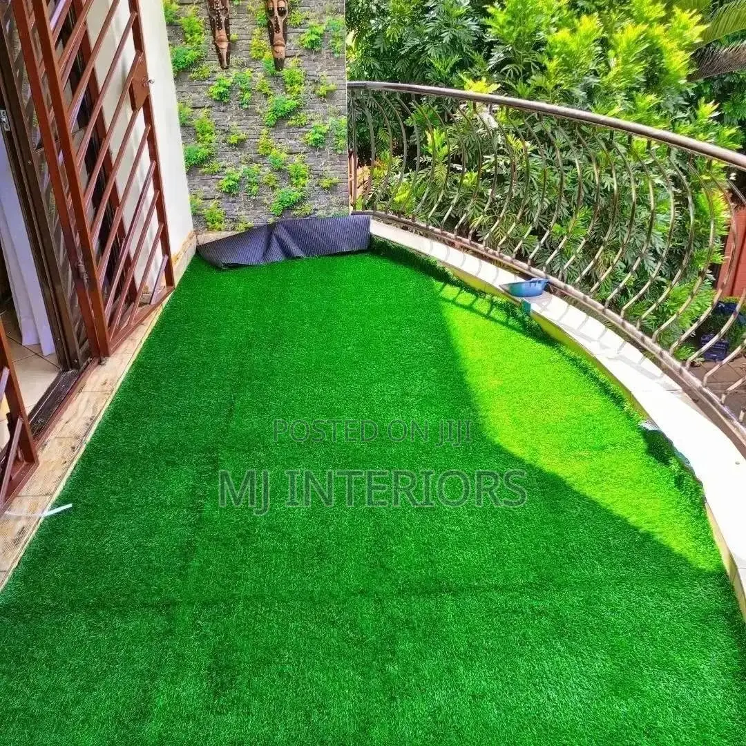 Soft Synthetic Grass Carpet for Balcony Rooftop Spaces