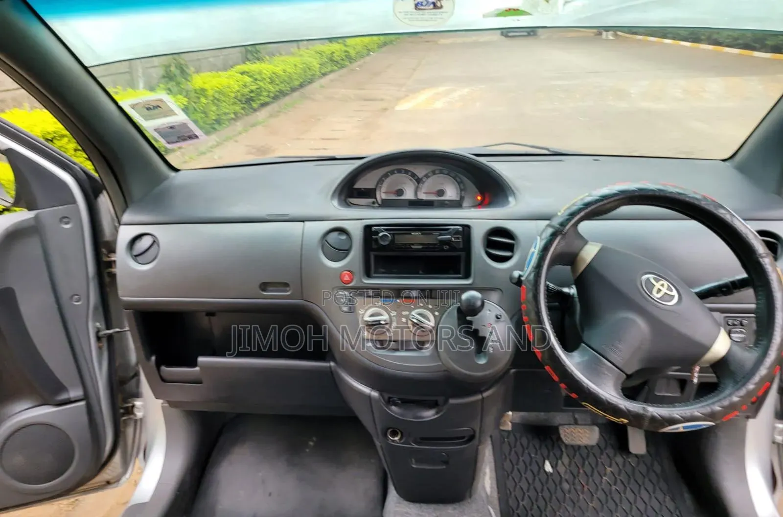 Toyota Sienta 2012 Silver
