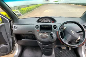 Toyota Sienta 2012 Silver