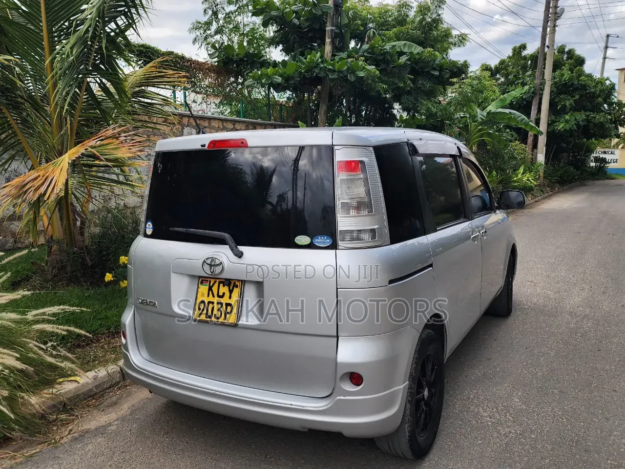Toyota Sienta 2013 Silver