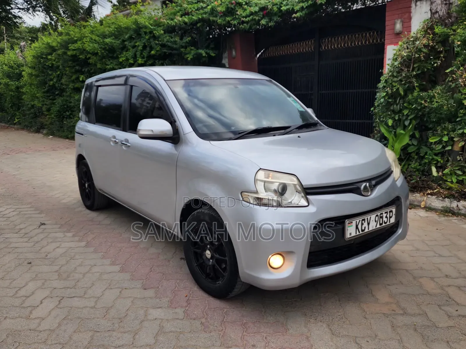 Toyota Sienta 2013 Silver