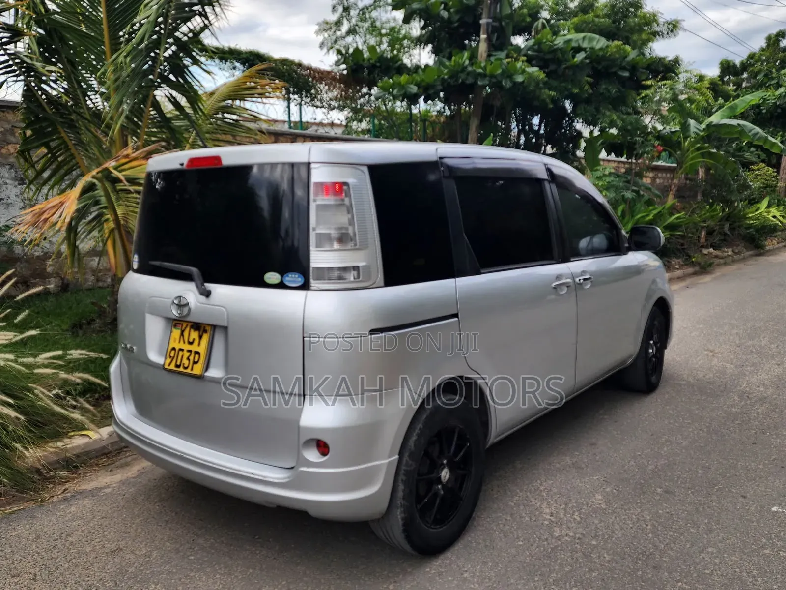 Toyota Sienta 2013 Silver