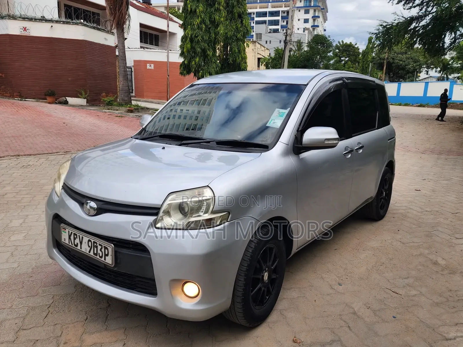 Toyota Sienta 2013 Silver