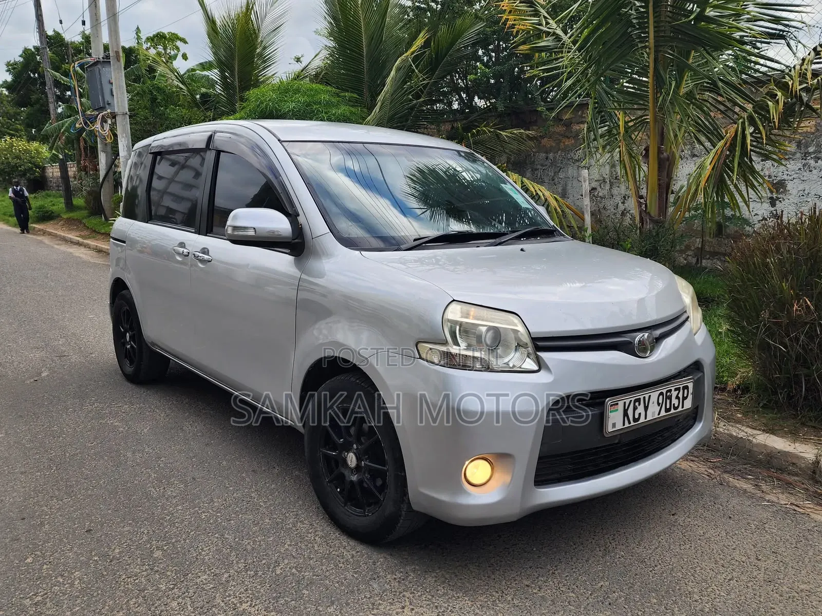 Toyota Sienta 2013 Silver