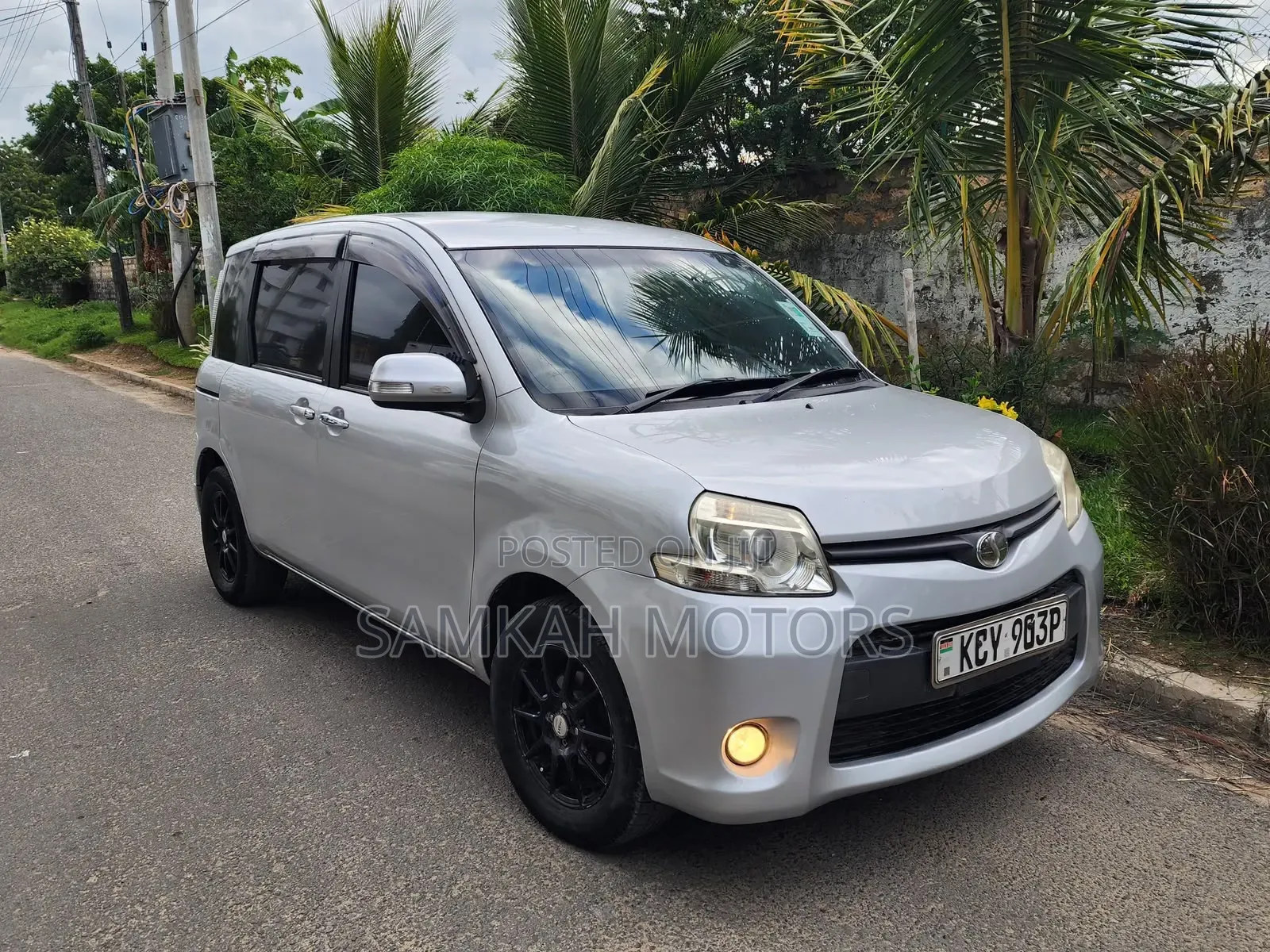 Toyota Sienta 2013 Silver