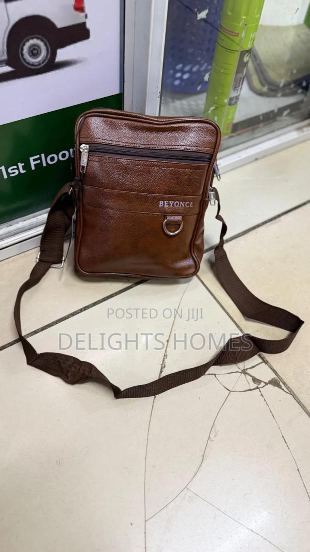 Compact Side Bag With Multiple Zip Compartments_yu
